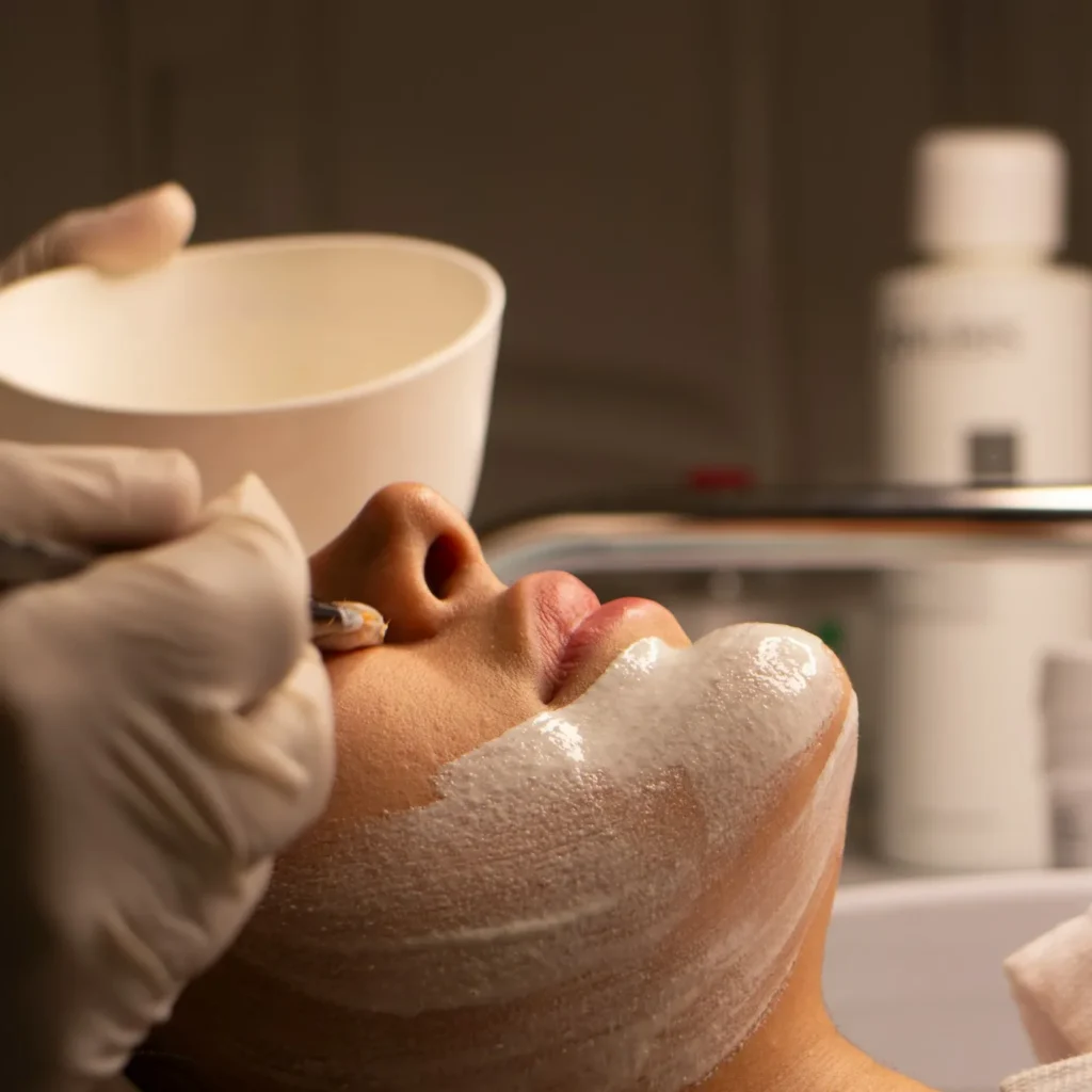 Sesión de tratamiento facial con enfoque kinesiológico