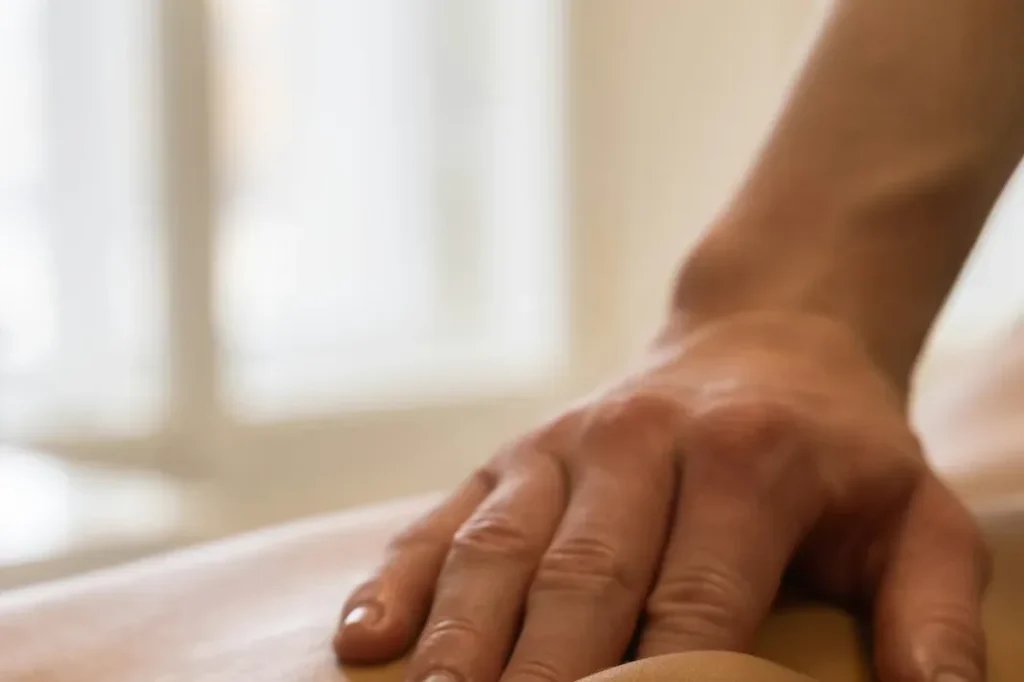 Sesión de terapia manual sobre la espalda