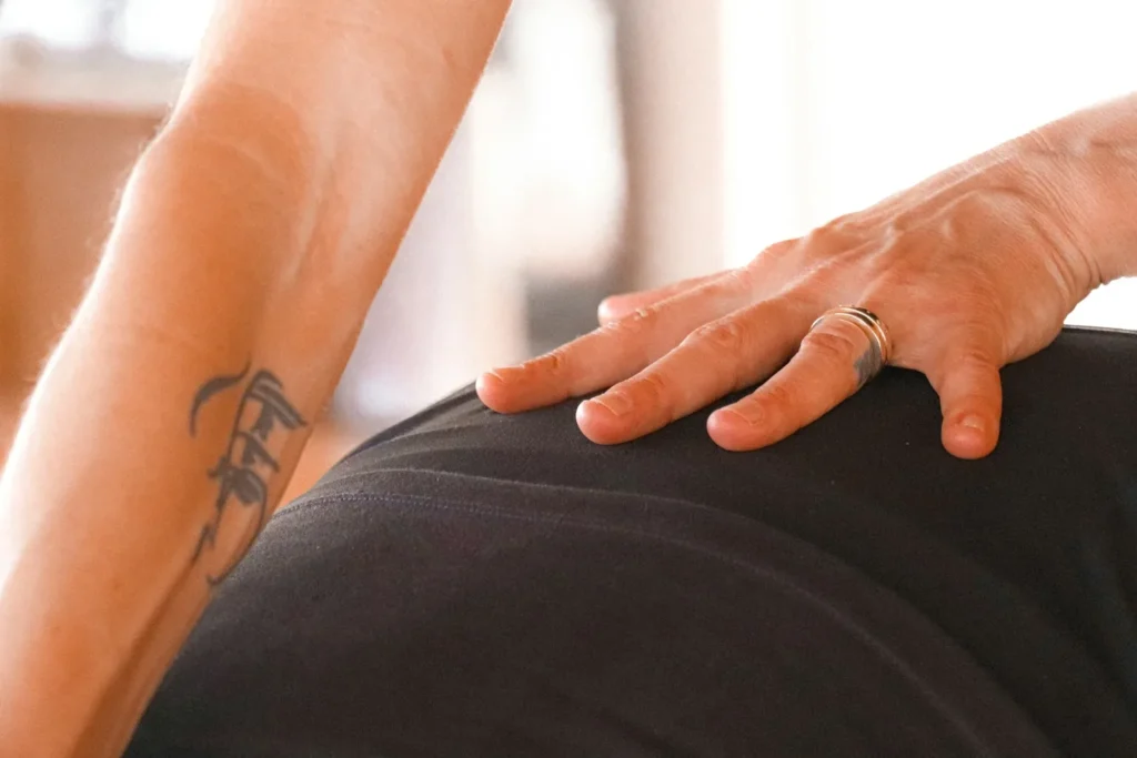 Mano apoyada sobre la zona lumbar durante una evaluación