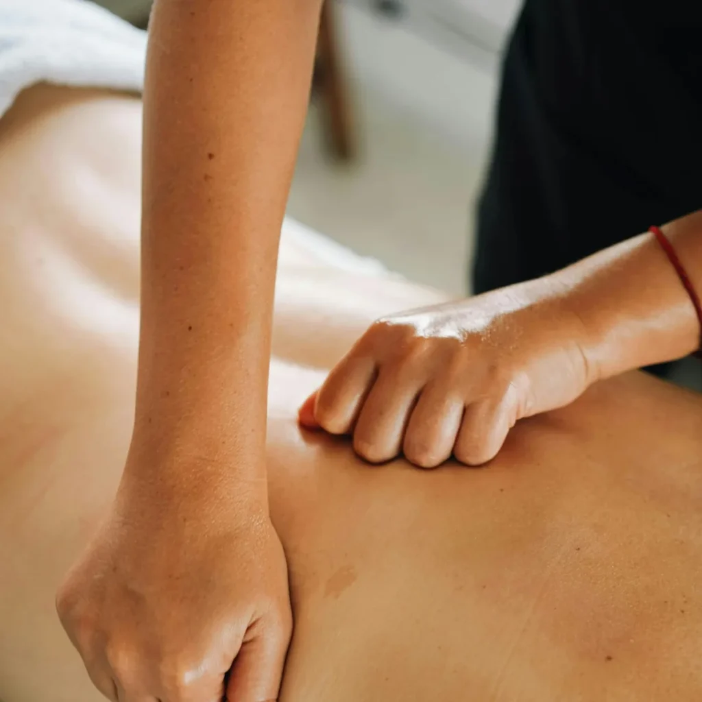 Sesión de terapia manual sobre la espalda de una persona
