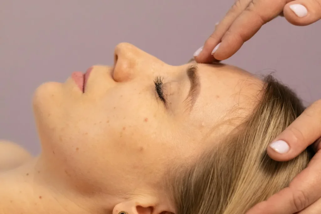Terapia manual sobre el rostro de una paciente
